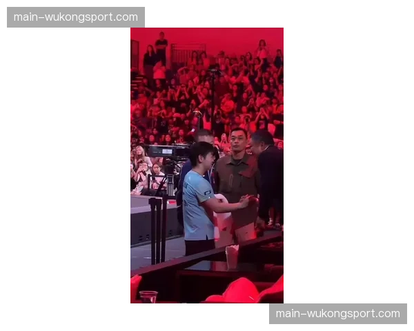 新加坡大满贯场边，刘国梁与瓦尔德内尔观赛交流